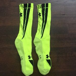 Men’s size large under armor socks bright yellow in color